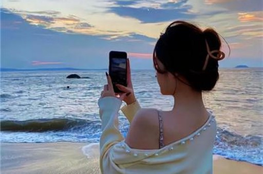 54岁杨钰莹穿牛仔外套+碎花裙好洋气差点认不出